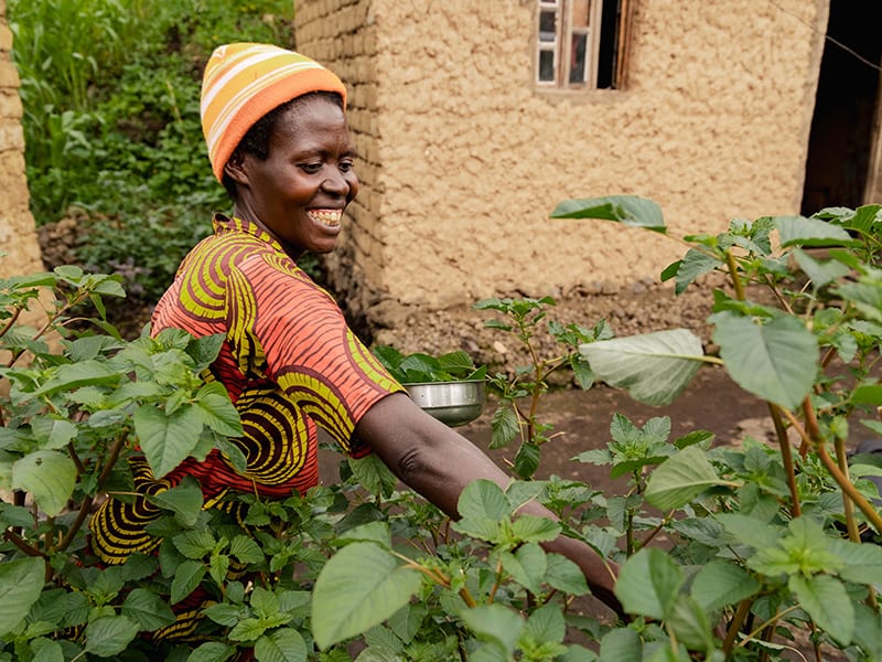 Epiphanie selects vegetables to cook healthy meals and fight the impacts of climate change on her family's health.