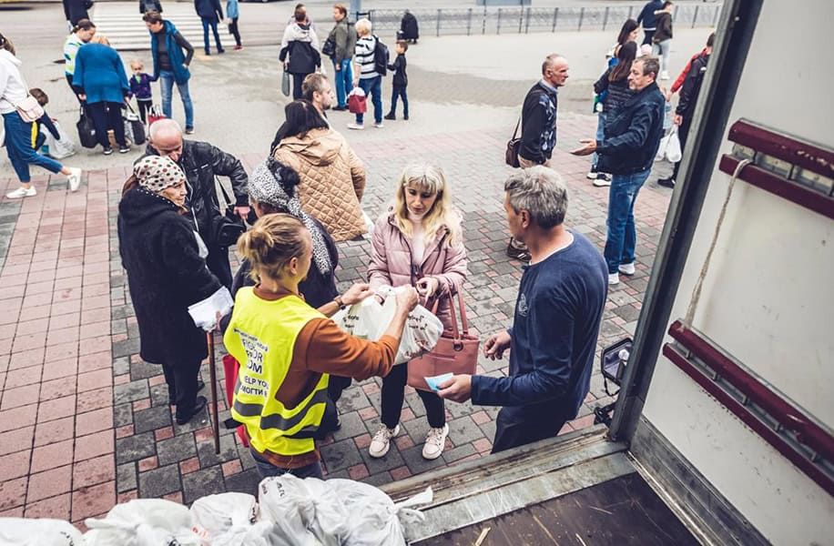 We respond to global humanitarian crises by distributing food to displaced people in Ukraine.