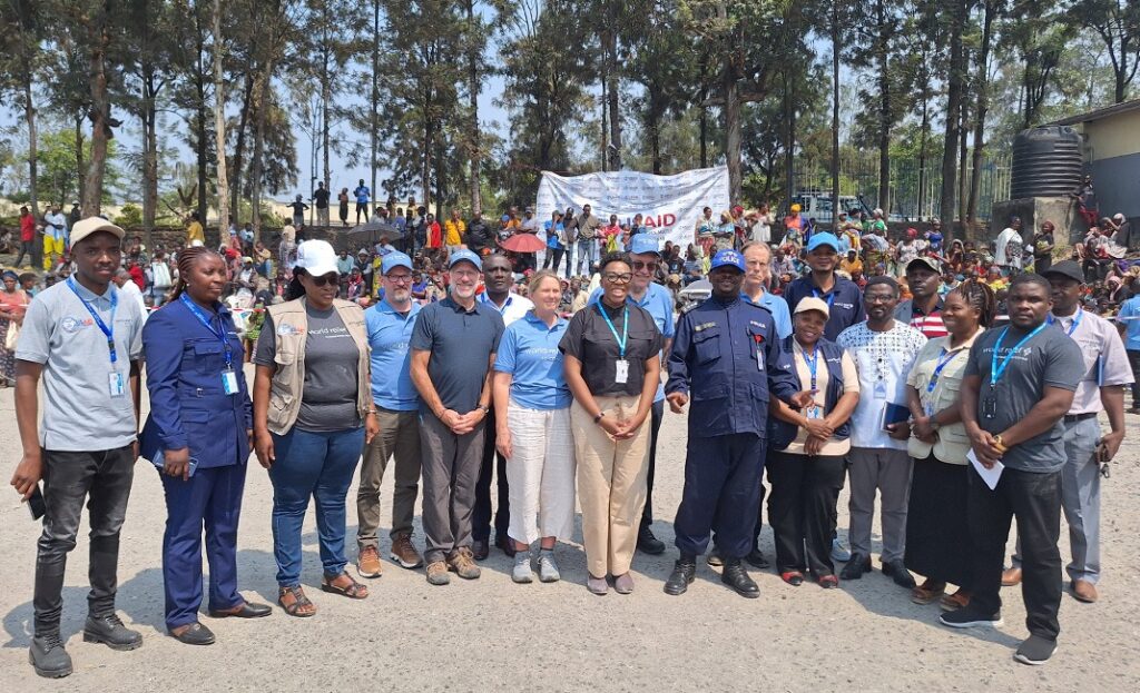 DCR crisis: Word Relief staff at a food distribution site in DRC.